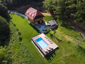 Rustic retreat with pool počitnice na kozolcu